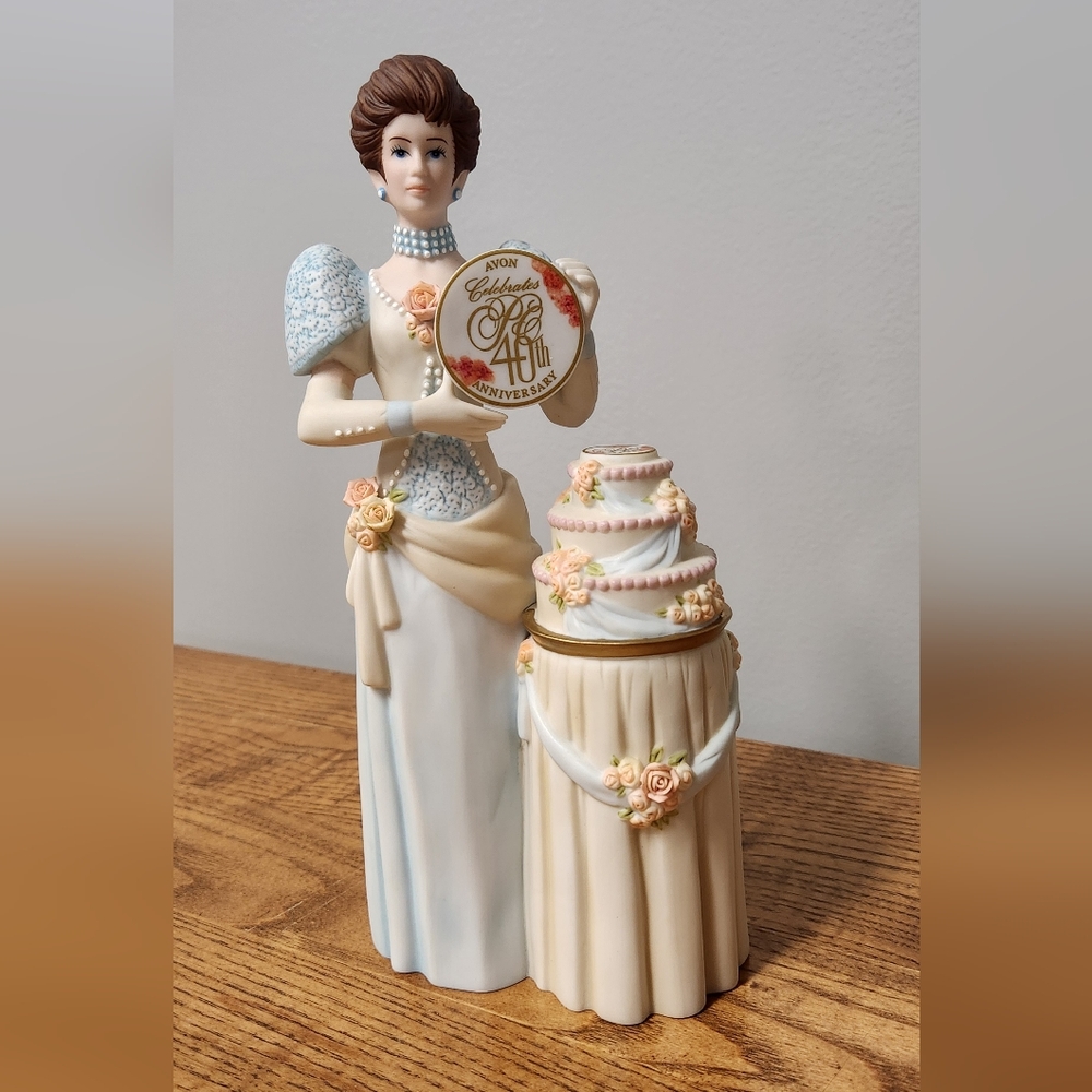 Avon 2007 Mrs. Albee Porcelain President's Club Figurine